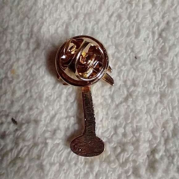 Goldtone white green palm 🥥 tree 🌴 pin 📌📍 - Picture 2 of 3